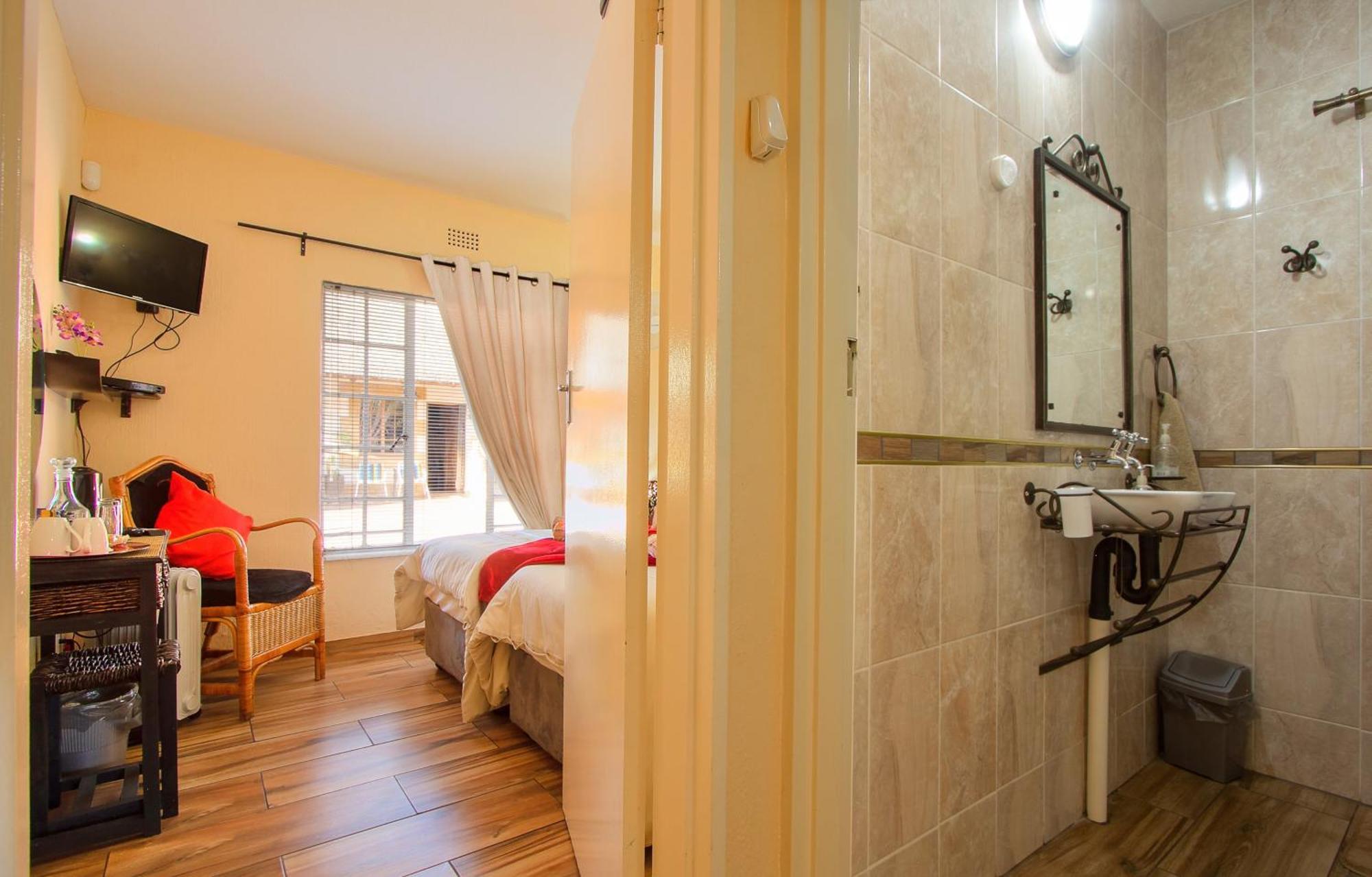 All Over Africa Guest House Кемптън Парк Екстериор снимка