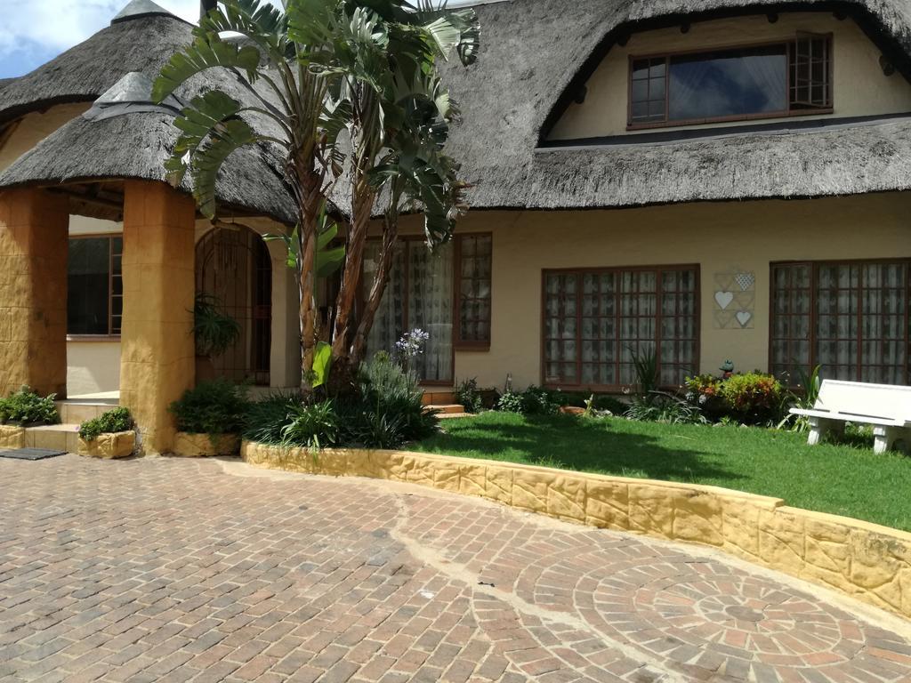 All Over Africa Guest House Кемптън Парк Екстериор снимка