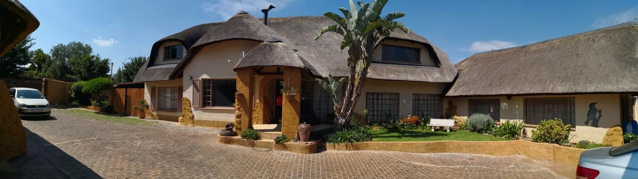 All Over Africa Guest House Кемптън Парк Екстериор снимка