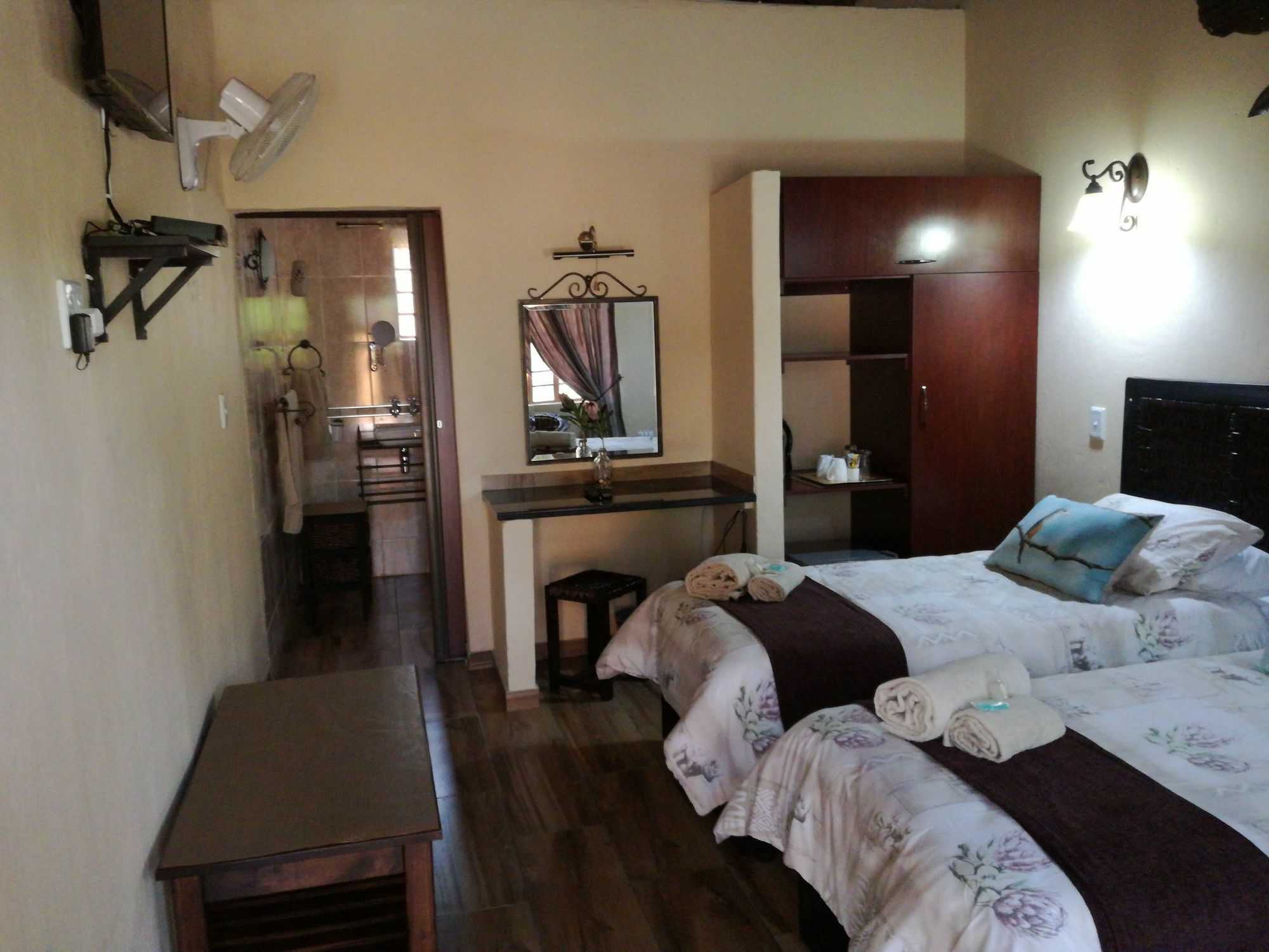 All Over Africa Guest House Кемптън Парк Екстериор снимка