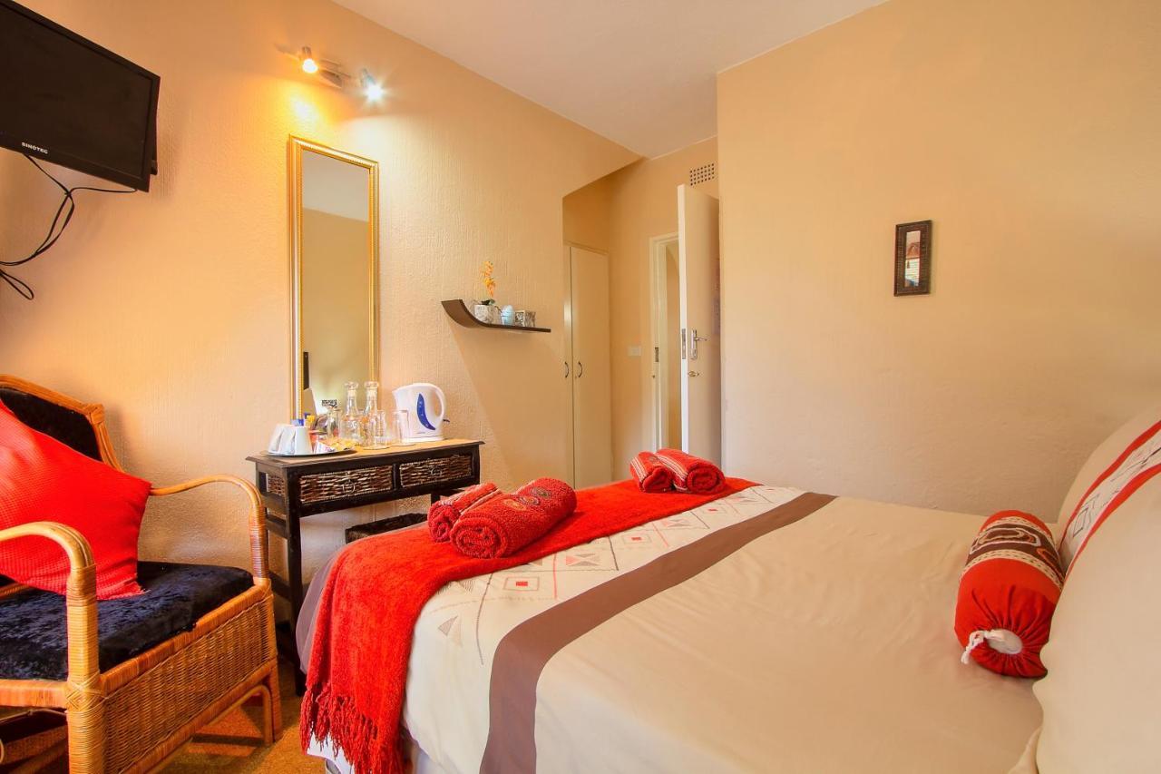 All Over Africa Guest House Кемптън Парк Екстериор снимка