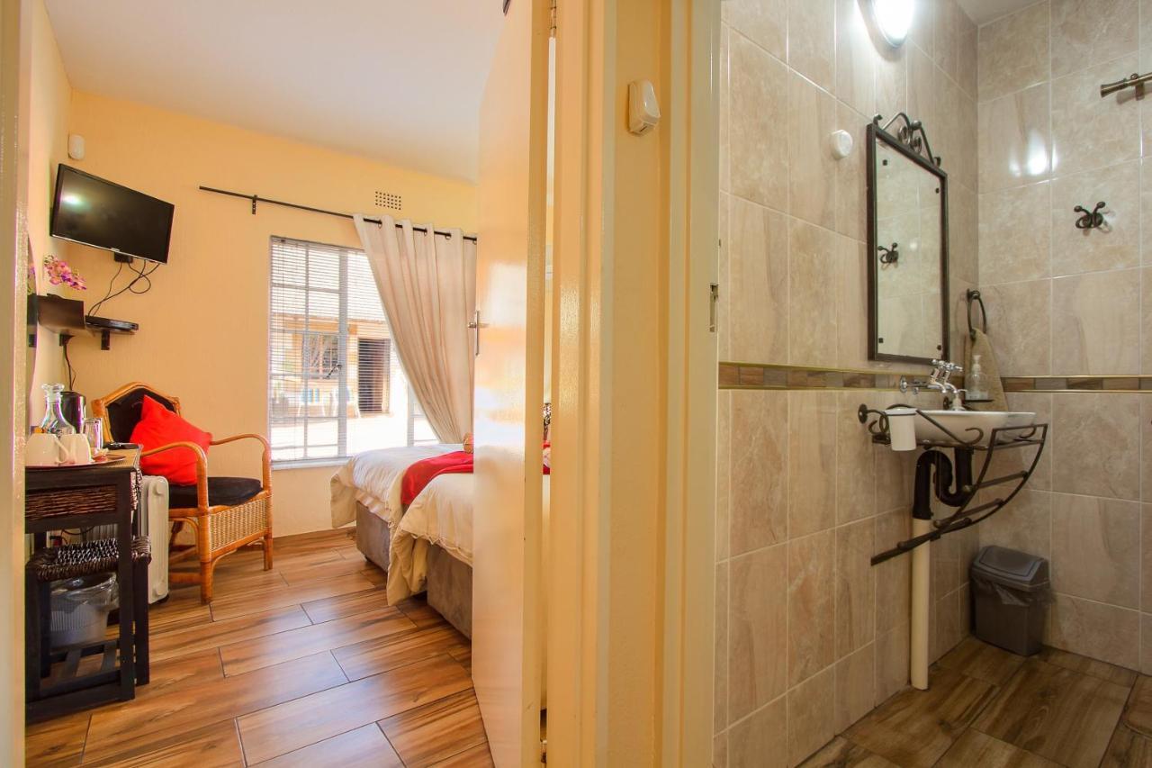 All Over Africa Guest House Кемптън Парк Екстериор снимка